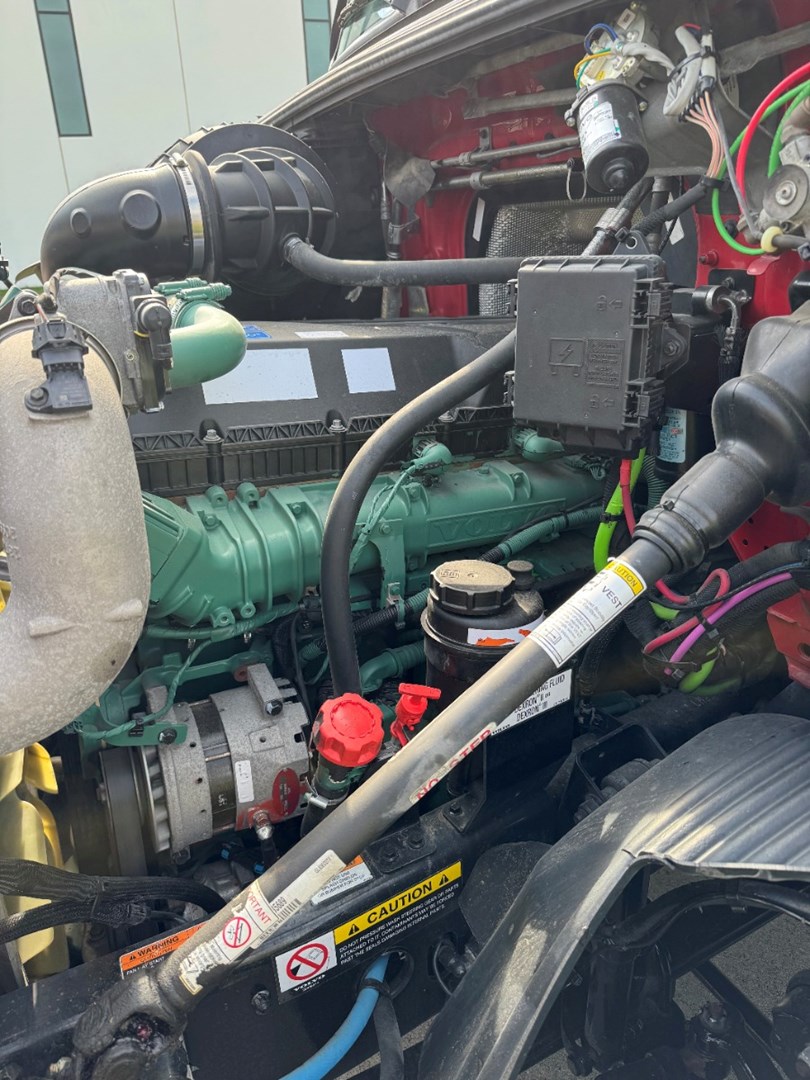 2020 VOLVO VNR300 - USED TRUCKS DAY CAB - image 9